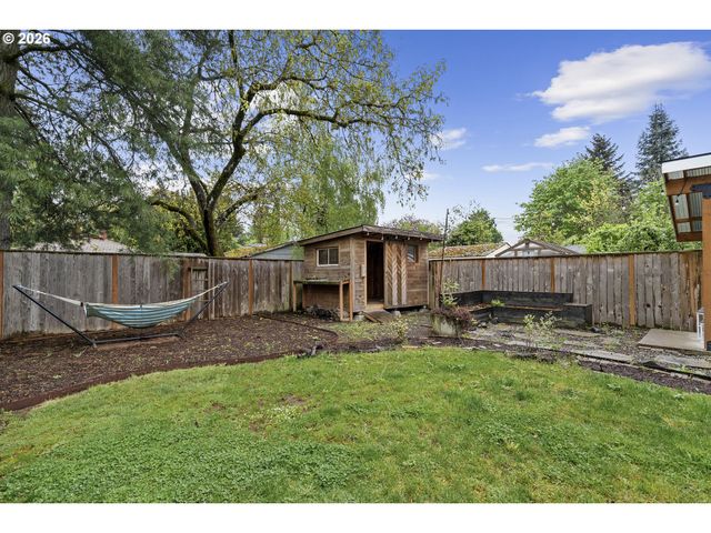 8806 Se TAYLOR St, Portland, OR 97216