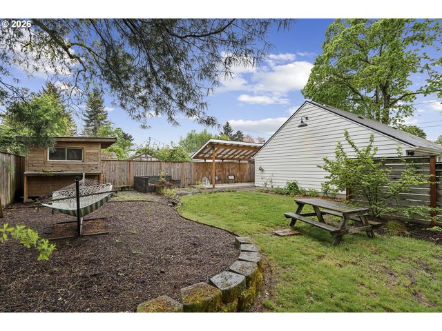 8806 Se TAYLOR St, Portland, OR 97216