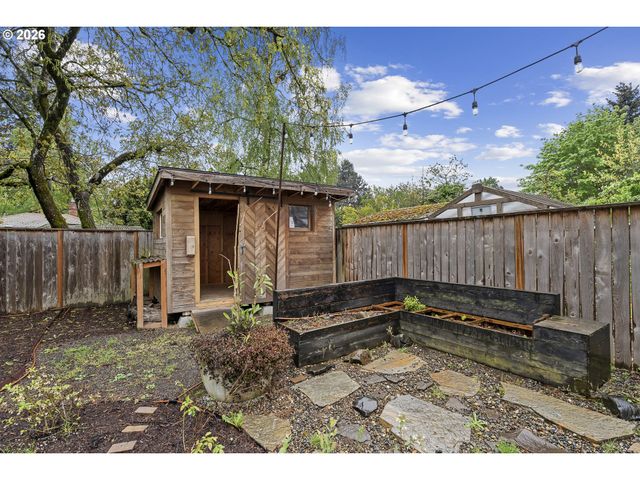 8806 Se TAYLOR St, Portland, OR 97216