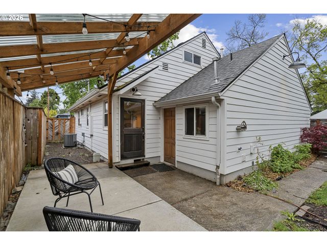 8806 Se TAYLOR St, Portland, OR 97216