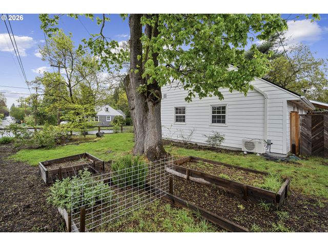 8806 Se TAYLOR St, Portland, OR 97216