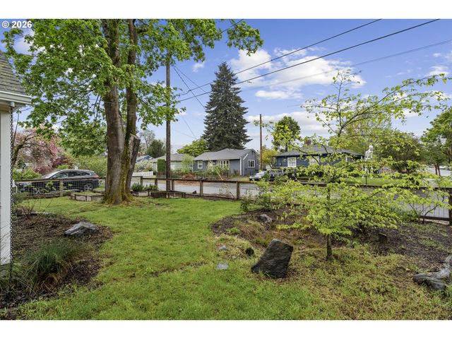 8806 Se TAYLOR St, Portland, OR 97216