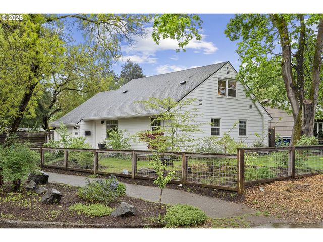 8806 Se TAYLOR St, Portland, OR 97216