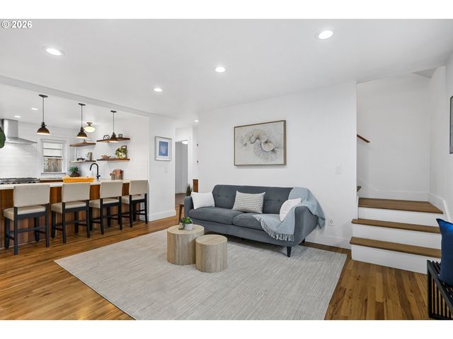 8806 Se TAYLOR St, Portland, OR 97216