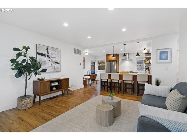 8806 Se TAYLOR St, Portland, OR 97216