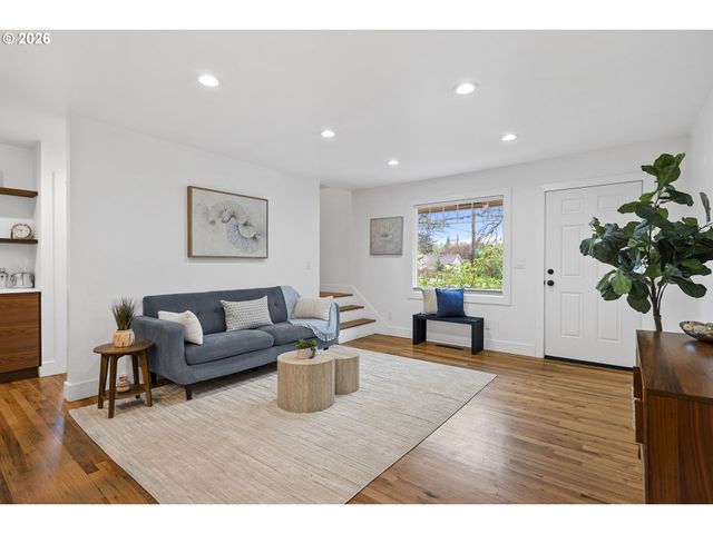 8806 Se TAYLOR St, Portland, OR 97216