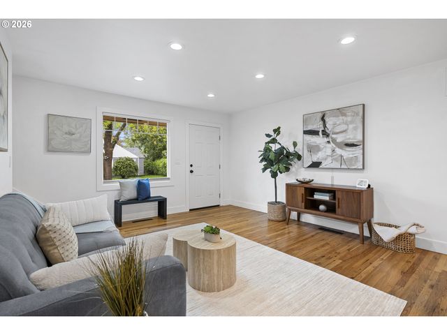 8806 Se TAYLOR St, Portland, OR 97216