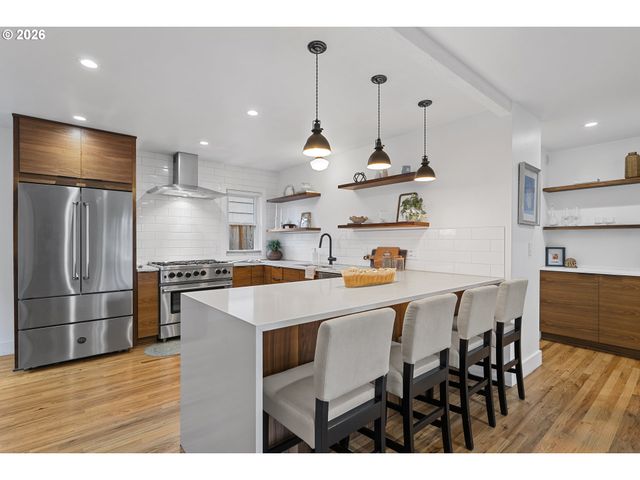 8806 Se TAYLOR St, Portland, OR 97216