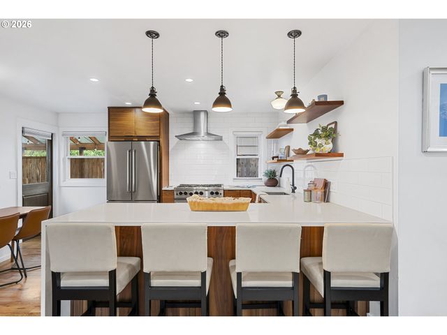 8806 Se TAYLOR St, Portland, OR 97216