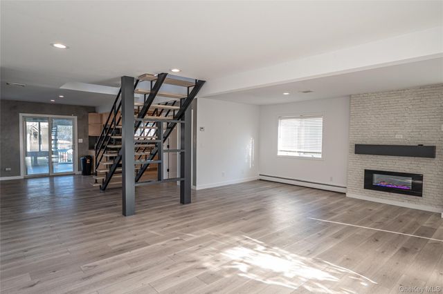 15 Roneck Court, Shirley, NY 11967