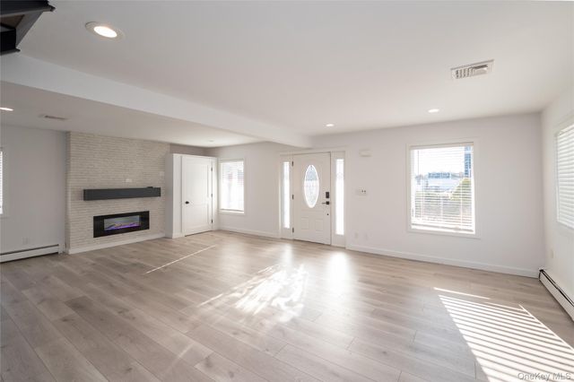 15 Roneck Court, Shirley, NY 11967