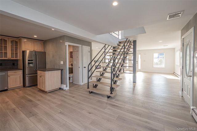 15 Roneck Court, Shirley, NY 11967