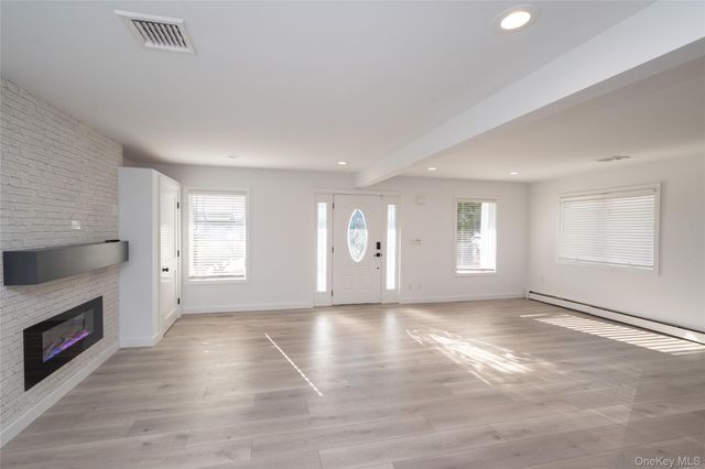 15 Roneck Court, Shirley, NY 11967