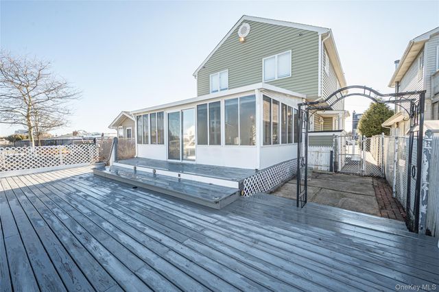 15 Roneck Court, Shirley, NY 11967