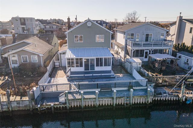 15 Roneck Court, Shirley, NY 11967