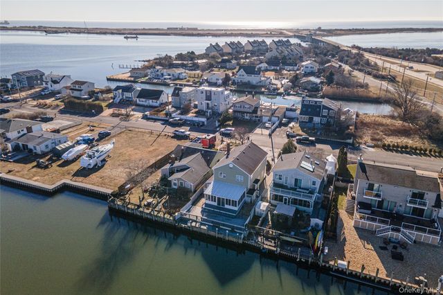 15 Roneck Court, Shirley, NY 11967