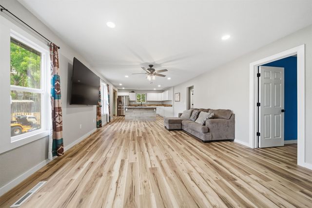 1206 Henry, Augusta, KS 67010