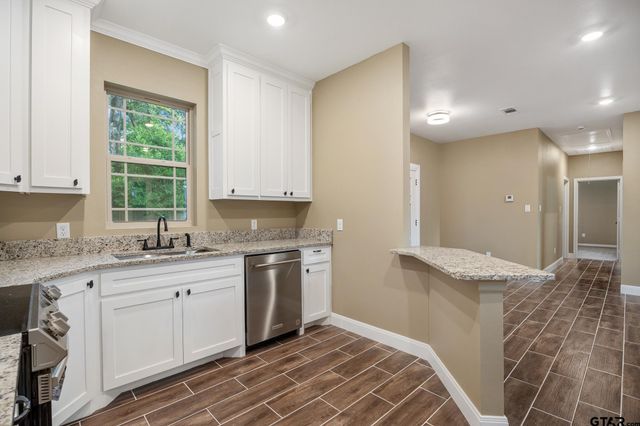 1720 Outer Dr, Tyler, TX 75701