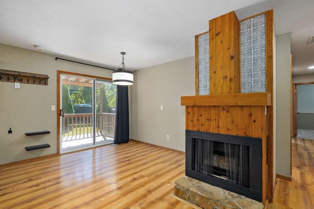 520 Johnson Avenue, Sparta, MO 65753