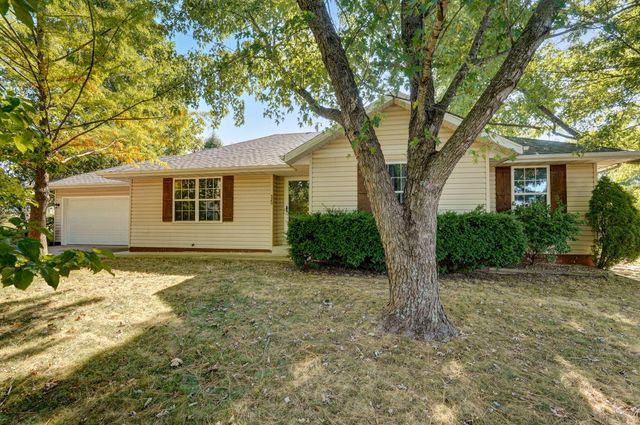 520 Johnson Avenue, Sparta, MO 65753