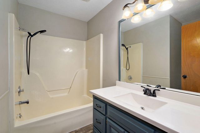 520 Johnson Avenue, Sparta, MO 65753