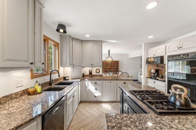 60 Deer Hills Court, North Oaks, MN 55127