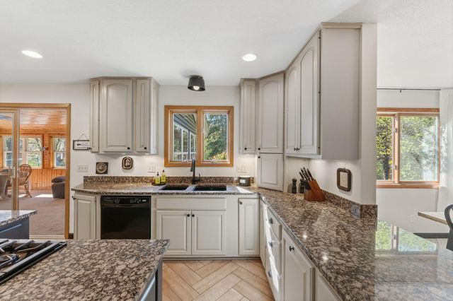 60 Deer Hills Court, North Oaks, MN 55127