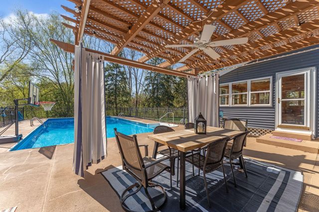 60 Deer Hills Court, North Oaks, MN 55127