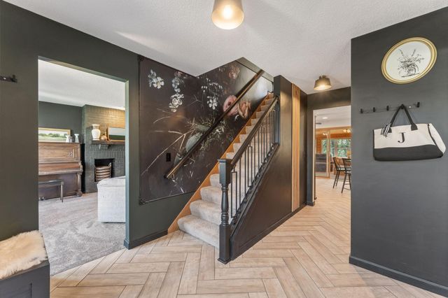 60 Deer Hills Court, North Oaks, MN 55127