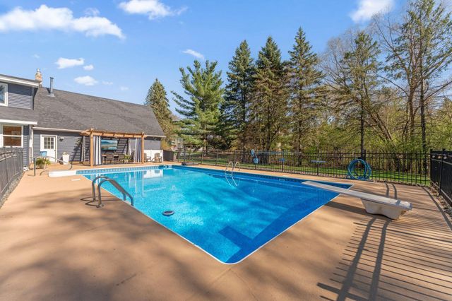 60 Deer Hills Court, North Oaks, MN 55127