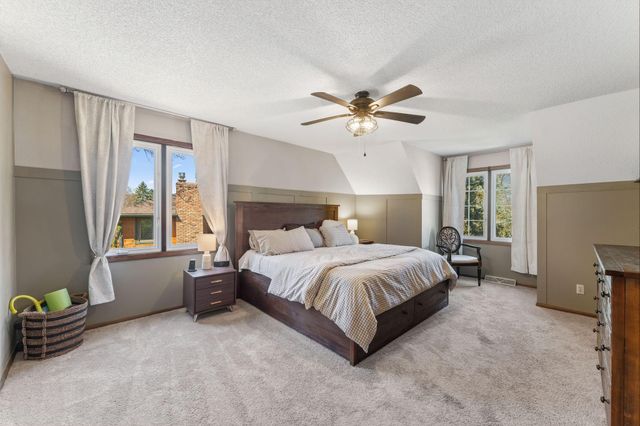 60 Deer Hills Court, North Oaks, MN 55127
