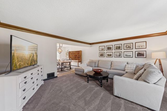 60 Deer Hills Court, North Oaks, MN 55127
