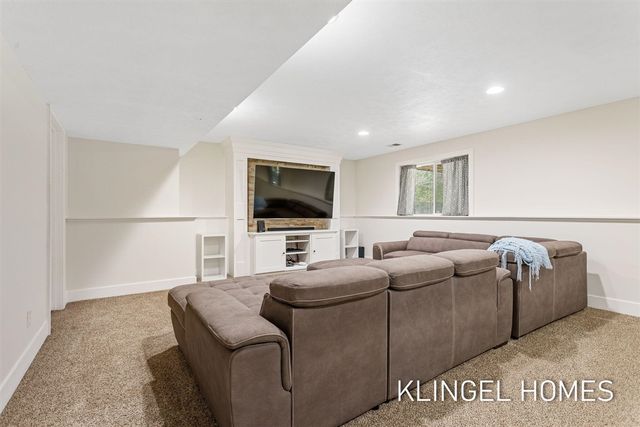 16831 Watersedge Drive, Grand Haven, MI 49417