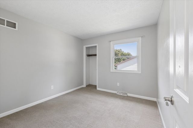 5730 N Division Street, Davenport, IA 52806