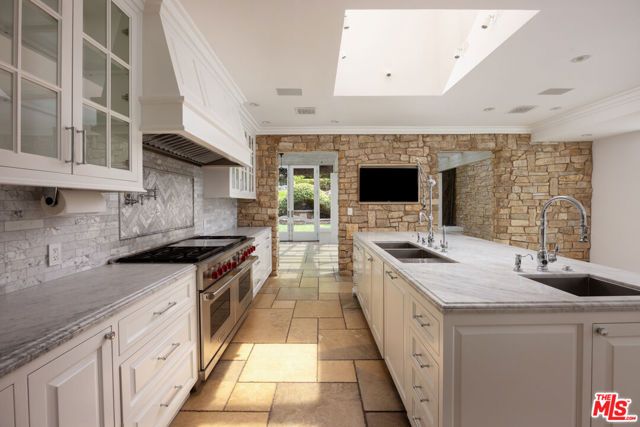 9507 Heather Road, Los Angeles, CA 90210