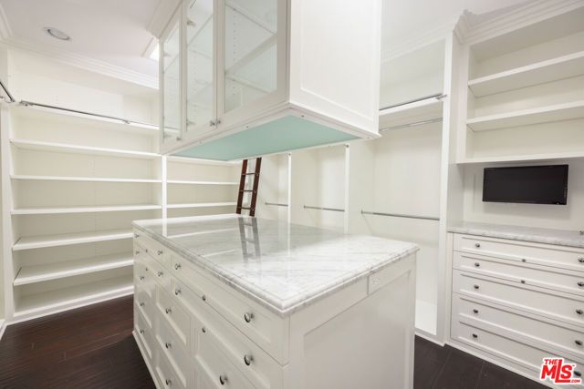 9507 Heather Road, Los Angeles, CA 90210