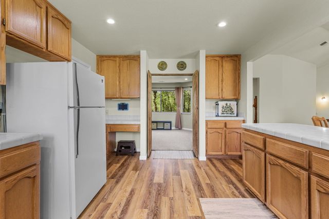 21082 Oak Knoll Road, Redding, CA 96003