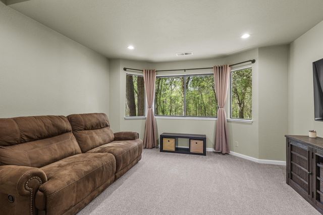 21082 Oak Knoll Road, Redding, CA 96003