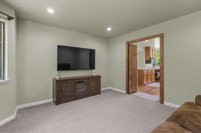 21082 Oak Knoll Road, Redding, CA 96003