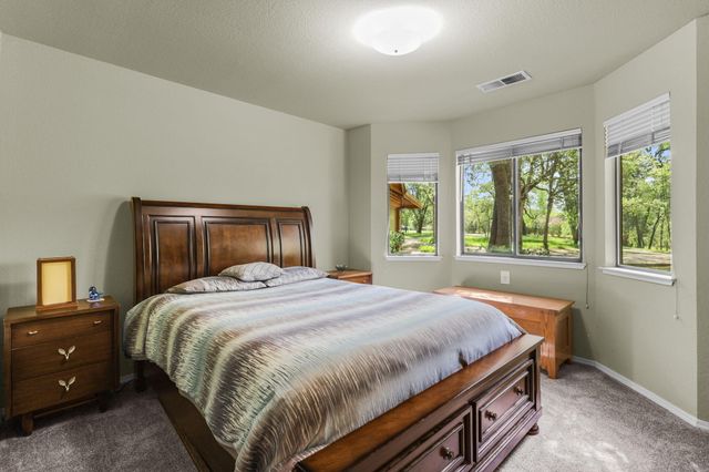 21082 Oak Knoll Road, Redding, CA 96003