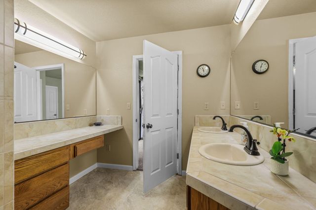 21082 Oak Knoll Road, Redding, CA 96003