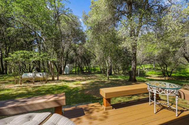 21082 Oak Knoll Road, Redding, CA 96003