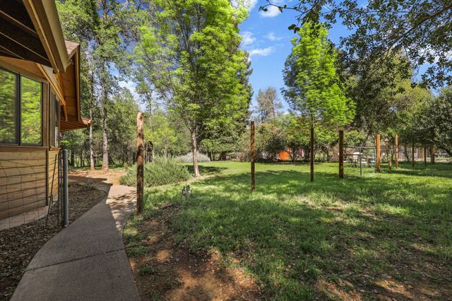 21082 Oak Knoll Road, Redding, CA 96003