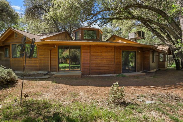 21082 Oak Knoll Road, Redding, CA 96003