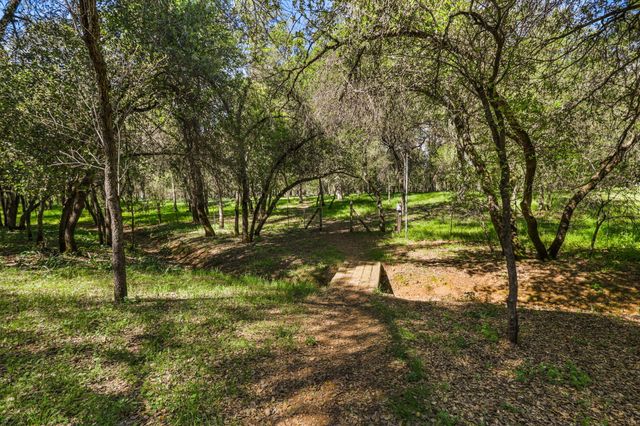 21082 Oak Knoll Road, Redding, CA 96003