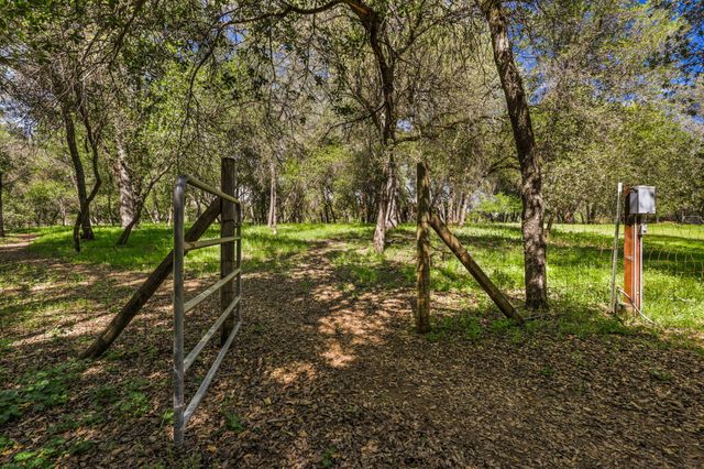 21082 Oak Knoll Road, Redding, CA 96003