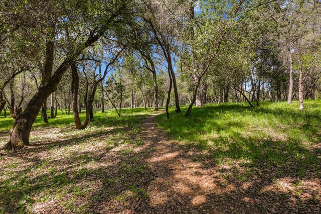 21082 Oak Knoll Road, Redding, CA 96003