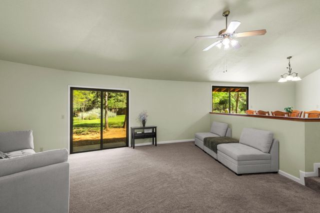 21082 Oak Knoll Road, Redding, CA 96003