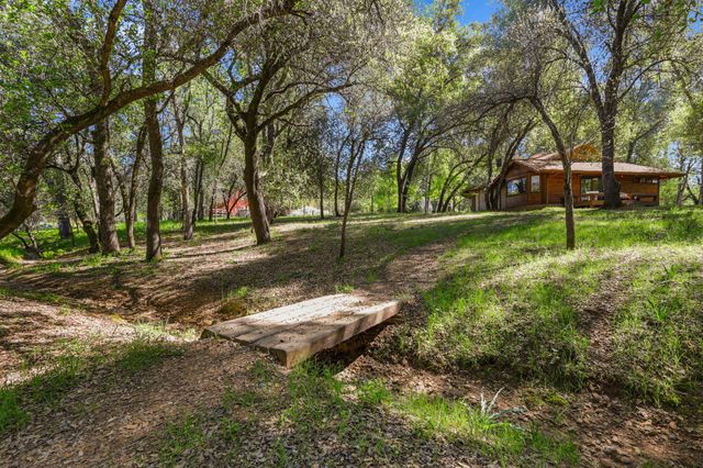 21082 Oak Knoll Road, Redding, CA 96003