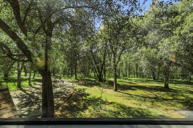 21082 Oak Knoll Road, Redding, CA 96003